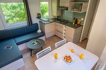 Camping la Sir&egrave;ne - H&eacute;bergements - Sir&egrave;ne 3 Clim - 3m - 6 personnes - 3 chambres - S&eacute;jour / Cuisine