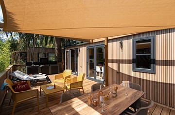 Camping la Sir&egrave;ne - H&eacute;bergements - Lodge 2 - 4 personnes - 2 chambres - S&eacute;jour et terrasse