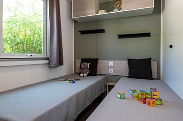 Camping la Sirène - Accommodaties - Sirène 2 - 4 personen - 2 slaapkamers - Kinderkamer
