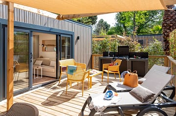 Camping la Sirène - Hébergements - Lodge 2 - 4 personnes - 2 chambres - salon extérieur