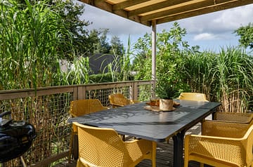 Camping Les Mouettes - H&eacute;bergements - Cottage Natura Premium avec spa, 6 personnes, 3 chambres, 2 salles de bain - terrasse couverte