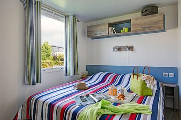 Campingplatz Les Mouettes - Mietunterkünfte - Cottage Caraïbes Vanille  mit Meeresblick, 4 Blumen, 4 Personen, 2 Schlafzimmer, 1 Badezimmer - Elternschlafzimmer mit 1 Doppelbett