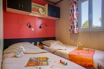 Campingplatz Les Mouettes - Mietunterkünfte - Chalet Canopia Premium, 6 Personen, 3 Schlafzimmer, 1 Badezimmer - Terrasse mit Gartenmöbel