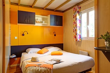 Campingplatz Les Mouettes - Mietunterkünfte - Chalet Canopia Premium, 6 Personen, 3 Schlafzimmer, 1 Badezimmer - Elternschlafzimmer mit 1 Doppelbett