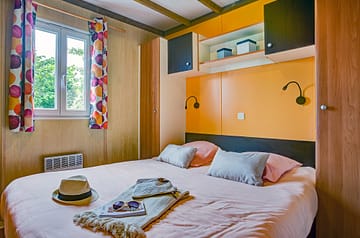 Campingplatz Les Mouettes - Mietunterkünfte - Chalet Canopia Premium, 6 Personen, 3 Schlafzimmer, 1 Badezimmer - Elternschlafzimmer mit 1 Doppelbett