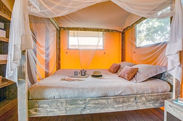 Campingplatz Les Mouettes - Mietunterkünfte - Zelt Glamping Natura, 4 Blumen, 6 Personen, 2 Schlafzimmer, 1 Badezimmer - Elternschlafzimmer mit 1 Doppelbett