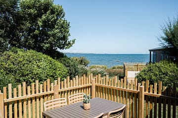 Depuis la terrasse du cottage Les Îles, panorama sur la Baie de Morlaix au camping 5 étoiles Yelloh Village Les Mouettes en Bretagne