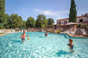 Camping Arc en Ciel - Espace aquatique - Famille qui joue au ballon dans la piscine
