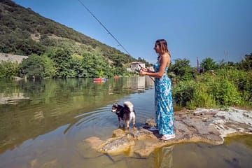 Camping Arc en Ciel - Activities - Woman fishing on the Ard&egrave;che