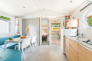 La Plage Fleurie campsite - Rentals - Moorea Cottage - 4 persons - 2 bedrooms - Living area - Kitchen