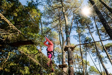Ardèche - Accrobranche et tyrolienne à \"Accroche toi aux branches\"