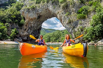 Ard&egrave;che - Kano\'s varen onder de boog van Pont d\'Arc
