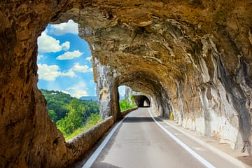 Ardèche - Ruoms - Célèbre route avec arche dans le rocher appelée \"défilé de Ruoms\"
