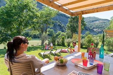 Camping La Plage Fleurie - Hébergements - Couple sur la terrasse de leur cottage