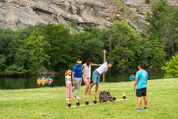 Camping La Plage Fleurie - Activités - Famille jouant à l\'épreuve des poteaux du jeu Koh-Lanta