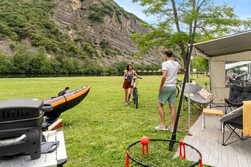 Plage Fleurie campsite - Pitch by the river - Couple in front of their tent