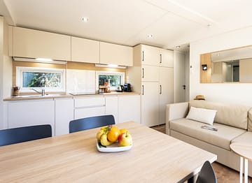 Camping la Sir&egrave;ne - H&eacute;bergements - Lodge 2 - 4 personnes - 2 chambres &ndash; Salon cuisine