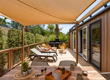 Camping la Sirene - h&eacute;bergement Lodge 3 Prestige - terrasse