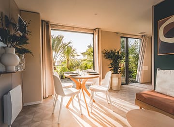 Camping la Sir&egrave;ne - H&eacute;bergements - Lodge 2 - 4 personnes - 2 chambres - S&eacute;jour et terrasse