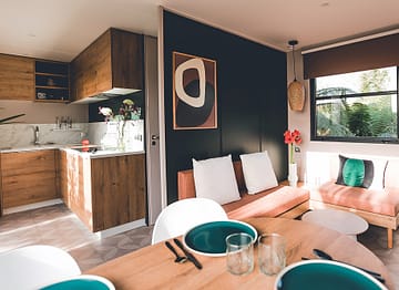 Camping la Sir&egrave;ne - H&eacute;bergements - Cocoon 2 - 4 personnes - 2 chambres - S&eacute;jour / Cuisine