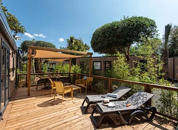 Camping la Sir&egrave;ne - H&eacute;bergements - Lodge 2 - 4 personnes - 2 chambres - S&eacute;jour et terrasse