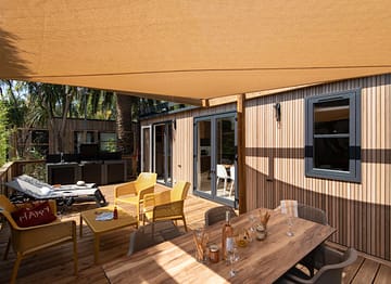 Camping la Sir&egrave;ne - H&eacute;bergements - Lodge 2 - 4 personnes - 2 chambres - S&eacute;jour et terrasse