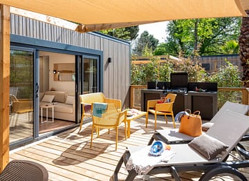 Camping la Sirène - Hébergements - Lodge 2 - 4 personnes - 2 chambres - salon extérieur