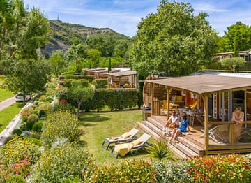 La Plage Fleurie campsite - Accommodation - Couple sitting on their cottage terrace