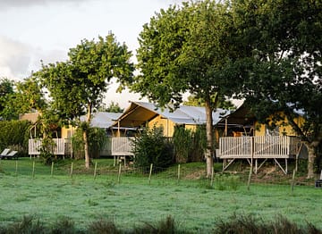 Campingplatz Les Mouettes - Mietunterkünfte - Zelt Glamping Natura, 4 Blumen, 6 Personen, 2 Schlafzimmer, 1 Badezimmer - Außenbereich