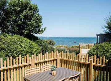Depuis la terrasse du cottage Les Îles, panorama sur la Baie de Morlaix au camping 5 étoiles Yelloh Village Les Mouettes en Bretagne