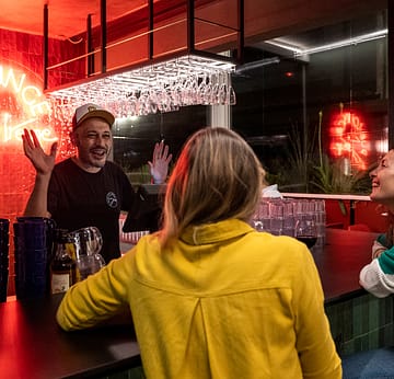 Camping la Sir&egrave;ne - Bars et restaurants - 2 femmes discutant avec le barman au Pub Lounge