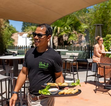 Camping la Sir&egrave;ne - Bars et restaurants - Service de plats asiatiques au restaurant Le Bambou