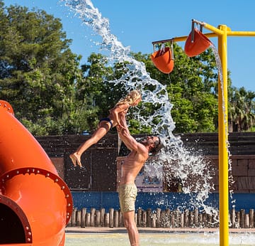 Camping la Sir&egrave;ne - Parc aquatique - Pataugeoire - Zone aqualudique - P&egrave;re et sa fille sous jet d\'eau