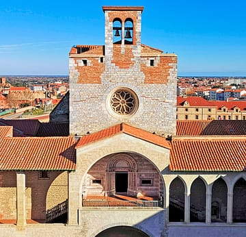 Vue sur la cour int&eacute;rieure du Palais des Rois de Majorque &agrave; Perpignan &copy;Shutterstock