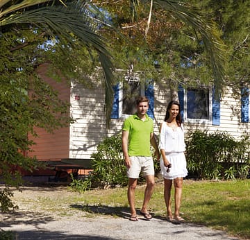 Camping Le Bois de Valmarie - Couple devant un mobile home