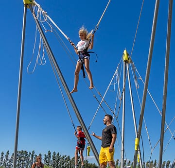 Camping la Sir&egrave;ne - Activit&eacute;s et animations - Enfants faisant du saut &agrave; l\'&eacute;lastique