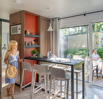 Camping la Sir&egrave;ne - Enfant &agrave; l\'int&eacute;rieur d\'un mobil home