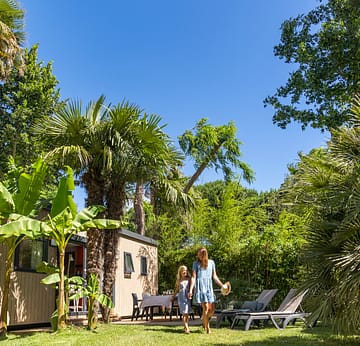 Camping la Sir&egrave;ne - M&egrave;re et sa fille &agrave; la terrasse de leur mobile home