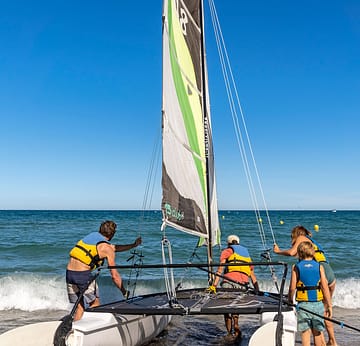 Camping Le Bois de Valmarie - Familie die zeilsport beoefent