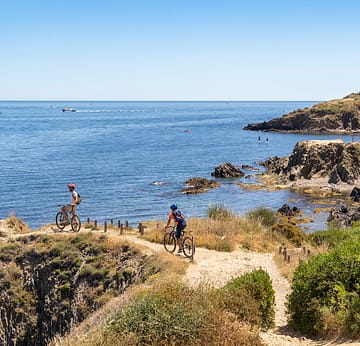 Camping Le Bois de Valmarie - Mountainbiken op een pad langs het strand van Racou