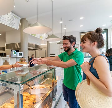 Camping la Sir&egrave;ne - Bars et restaurants - Couple au restaurant du Sir&egrave;ne Beach