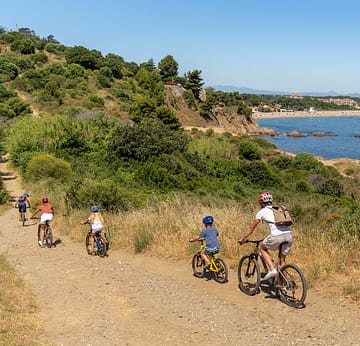 Camping la Sir&egrave;ne - Activit&eacute;s et animations - Famille en VTT le long de la c&ocirc;te