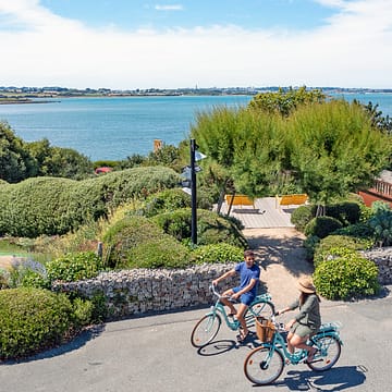 Camping Les Mouettes - Couple en vélo dans les allées du camping