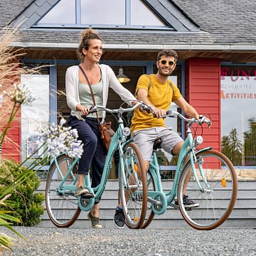 Camping Les Mouettes - Activités et animations - Couple louant des vélos à la réception