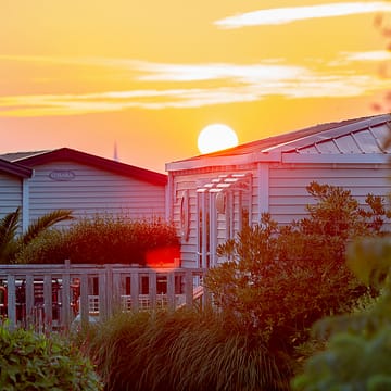 Camping Les Mouettes - Vue de mobil-homes au couché du soleil