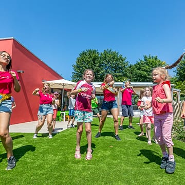 Camping Les Mouettes - Enfants animations - Animateurs et enfants qui dansent au club enfant