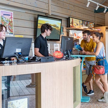 Camping Les Mouettes - Stel vraagt om informatie bij de receptie van de camping