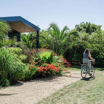 Les Mouettes - femme à vélo devant cottage