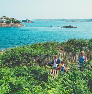 Les Mouettes - GR 34 footpath - Family walking along the coast