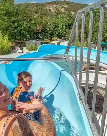 Camping Arc en Ciel - Espace aquatique - enfants sur le toboggan aquatique